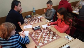ludzie grajacy w szachy