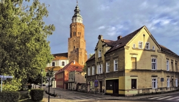 widok na wieżę fary