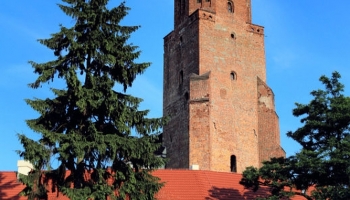 kolegium jezuickie i górująca wieża fary