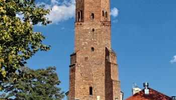 kolegium jezuickie i górująca wieża fary