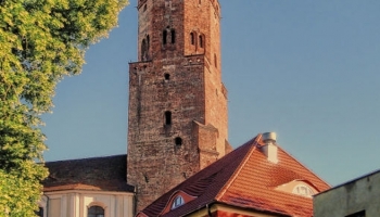 kolegium jezuickie i górująca wieża fary