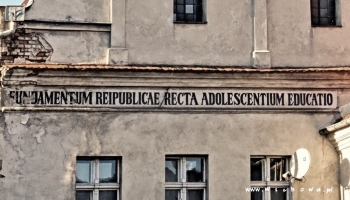napis na dawnej szkole ewangelickiej