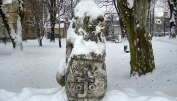 figurka lwa pokryta śniegiem