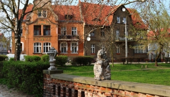 lwi mostek z pomarańczową kamienicą w tle