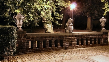 lwi mostek nocą