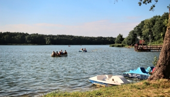 jezioro lgińskie z rowerami wodnymi