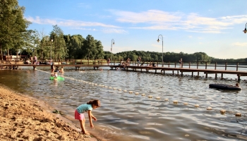 jezioro lgińskie i plażowicze