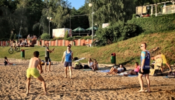 mężczyźni grający w siatkówkę na plaży w Lginiu