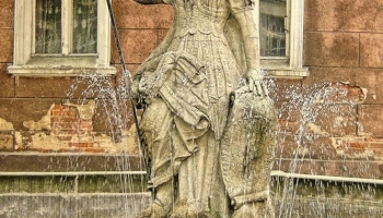 fontanna kobiety w zbroi