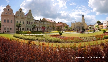 rynek we Wschowie z zabytkowymi kaminiczkami