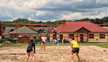 mecz siatkówki na nowym boisku