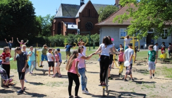 dzieci_ćwiczą_na_urządzeniach_nowej_siłowni