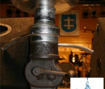 metalowa stara lampa