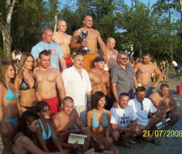 grupa strongmenów pozująca do zdjęcia