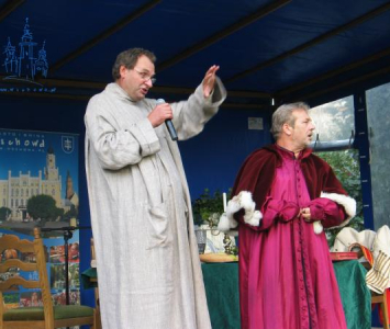 dwójka mężczyzn w średniowiecznych szatach