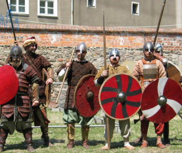 mężczyźni przebrani za średniowiecznych wojowników
