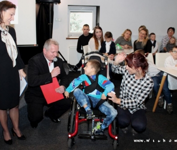 dzieci ze specjalnego przedszkola z organizatorami akcji