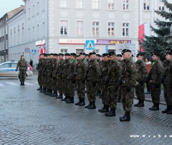 wojskowi przygotowujący się do salwy honorowej