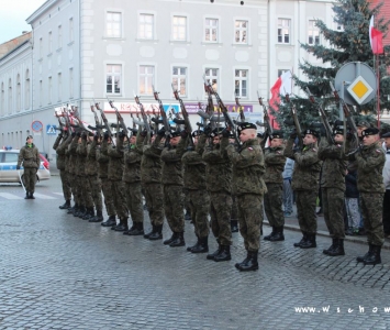 wojskowi przygotowujący się do salwy honorowej