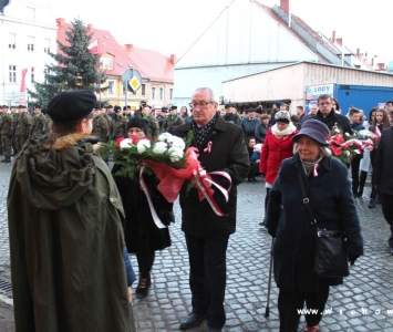 złożenie kwiatów przez przedstawicieli stowarzyszeń