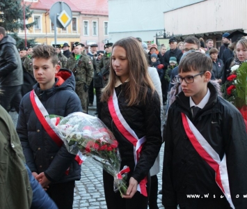 złożenie kwiatów przez poczty sztandarowe