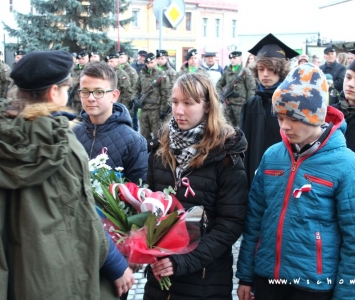 złożenie kwiatów przez poczty sztandarowe
