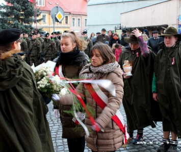 złożenie kwiatów przez poczty sztandarowe