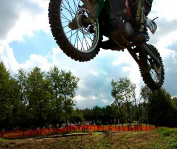 motocyklista podczas wyskoku na enduro