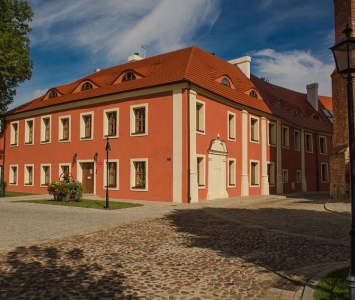 czerwony zabytkowy budynek
