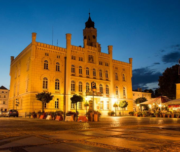 oświetlony budynek na rynku wieczorową porą