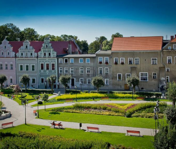 zabytkowe budynki stojące obok placu
