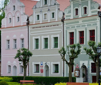 zabytkowy budynek obok pięknego placu