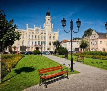 plac wraz z ławeczkami i latarniami 